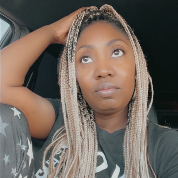 Meet your Posher, April - Picture 2 of 2